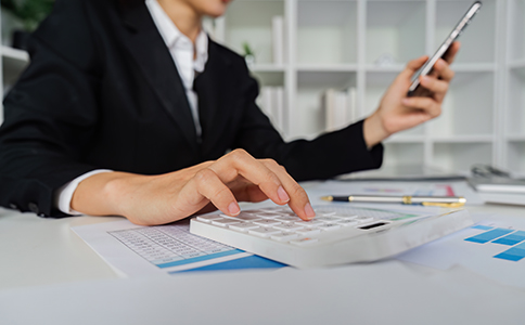 ?？谧允称饭拘枰臈l件