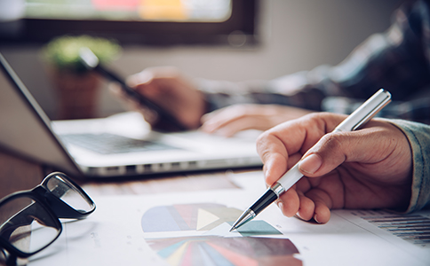 ?？谧允称饭舅璨牧?></p><h3>?？谧允称饭舅璨牧?/h3><p>在辦理過程中，準備齊全材料可以大大提高效率。圍繞?？谧允称饭拘枰裁礂l件，常見材料包括：</p><p>1. 法人及股東身份證明</p><p>需提供身份證復(fù)印件及聯(lián)系方式。</p><p>2. 注冊地址證明材料</p><p>包括租賃合同、房產(chǎn)證明等。</p><p>3. 公司章程</p><p>明確公司經(jīng)營范圍及股東權(quán)利義務(wù)。</p><p>4. 食品經(jīng)營許可申請資料</p><p>包括經(jīng)營場所平面圖、設(shè)備清單、食品安全管理制度等。</p><p>5. 其他輔助材料</p><p>如健康證、負責人任命文件等。</p><p>建議提前準備材料，避免反復(fù)提交影響進度。</p><h3>海口注冊食品公司注意事項</h3><p>在實際辦理中，很多創(chuàng)業(yè)者忽視細節(jié)，導(dǎo)致審批延誤。關(guān)于?？谧允称饭拘枰裁礂l件，還需特別注意以下事項：</p><p>1. 食品安全監(jiān)管嚴格</p><p>食品行業(yè)屬于重點監(jiān)管領(lǐng)域，必須符合相關(guān)規(guī)范。</p><p>2. 地址合規(guī)性</p><p>注冊地址需真實有效，部分行業(yè)必須商用地址。</p><p>3. 經(jīng)營范圍填寫</p><p>需準確包含“食品銷售”或“餐飲服務(wù)”等相關(guān)內(nèi)容。</p><p>4. 審批周期問題</p><p>食品許可證審批時間較長，應(yīng)合理安排時間。</p><p>5. 后續(xù)合規(guī)經(jīng)營</p><p>注冊完成后仍需按規(guī)定進行備案及年報。</p><p>這些細節(jié)直接關(guān)系到企業(yè)是否能夠順利運營。</p><h3>選擇專業(yè)代辦公司的優(yōu)勢</h3><p>對于不熟悉流程的創(chuàng)業(yè)者來說，選擇專業(yè)服務(wù)機構(gòu)是明智之選。在?？谧允称饭拘枰裁礂l件的辦理過程中，代辦機構(gòu)可以提供以下幫助：</p><p>1. 提供一對一咨詢服務(wù)，明確注冊方案</p><p>2. 快速完成資料整理與提交</p><p>3. 協(xié)助辦理食品經(jīng)營許可證</p><p>4. 提高整體審批效率，減少出錯率</p><p>5. 提供后續(xù)財稅及合規(guī)指導(dǎo)</p><p>專業(yè)機構(gòu)能夠有效降低創(chuàng)業(yè)門檻，節(jié)省大量時間成本。</p><h3>總結(jié)</h3><p>綜上所述，海口注冊食品公司需要什么條件主要包括公司注冊基本要求、食品經(jīng)營許可、人員資質(zhì)及地址規(guī)范等多個方面。同時，辦理流程涉及工商登記與行業(yè)審批兩個環(huán)節(jié)，材料準備與細節(jié)把控尤為關(guān)鍵。</p><p>對于初次創(chuàng)業(yè)者來說，食品公司注冊具有一定復(fù)雜性，如果希望高效完成注冊流程，建議結(jié)合專業(yè)服務(wù)機構(gòu)進行辦理。若您有相關(guān)需求，建議隨時咨詢?？阢茣?，獲取專業(yè)、高效的一站式注冊服務(wù)支持，助力企業(yè)快速落地發(fā)展。</p><div   id=