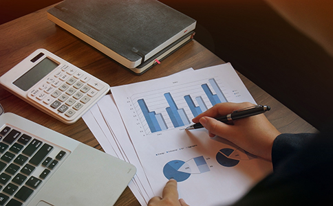 ?？诠咀缘刂芬?></p><h3>?？诠咀缘刂芬笥心男?/h3><p>針對(duì)“?？诠咀缘刂芬蟆?，主要包括以下幾個(gè)方面：</p><p>1. 必須為真實(shí)有效地址</p><p>企業(yè)注冊地址必須真實(shí)存在，能夠接受工商、稅務(wù)等部門的核查。虛假地址或無法聯(lián)系的地址，將直接影響企業(yè)信用。</p><p>2. 具備商用性質(zhì)或允許經(jīng)營</p><p>一般情況下，注冊地址需要為商業(yè)用途或辦公用途的房產(chǎn)。如果使用住宅地址注冊公司，需要符合當(dāng)?shù)卣卟⑥k理相關(guān)證明。</p><p>3. 需提供合法使用證明</p><p>包括房產(chǎn)證復(fù)印件、租賃合同等材料，證明企業(yè)對(duì)該地址具有合法使用權(quán)，這是滿足?？诠咀缘刂芬蟮暮诵牟牧现弧?/p><p>4. 支持掛靠地址(視政策而定)</p><p>部分創(chuàng)業(yè)者會(huì)選擇地址掛靠服務(wù)，但需確保所使用的掛靠地址正規(guī)合規(guī)，否則容易被列入經(jīng)營異常。</p><p>5. 區(qū)域政策差異明顯</p><p>?？诓煌瑓^(qū)域?qū)ψ缘刂返膶徍藰?biāo)準(zhǔn)略有不同，例如自貿(mào)區(qū)、園區(qū)可能支持集中辦公地址注冊，因此建議提前了解具體政策。</p><h3>?？诠咀缘刂愤x擇注意事項(xiàng)</h3><p>在實(shí)際操作中，滿足?？诠咀缘刂芬筮€需注意以下問題：</p><p>1. 避免地址異常風(fēng)險(xiǎn)</p><p>如果注冊地址長期無人辦公或無法聯(lián)系，容易被工商部門列入異常名錄，影響企業(yè)信用。</p><p>2. 關(guān)注工商抽查機(jī)制</p><p>工商部門會(huì)不定期抽查注冊地址，一旦發(fā)現(xiàn)不符合?？诠咀缘刂芬?，將要求整改甚至吊銷執(zhí)照。</p><p>3. 稅務(wù)關(guān)聯(lián)風(fēng)險(xiǎn)不可忽視</p><p>注冊地址與稅務(wù)機(jī)關(guān)直接關(guān)聯(lián)，如果地址異常，可能影響發(fā)票申請及納稅申報(bào)。</p><p>4. 地址與經(jīng)營范圍匹配</p><p>不同經(jīng)營范圍對(duì)注冊地址要求不同，例如餐飲、醫(yī)療等行業(yè)需要符合特殊場地條件。<br><img src=