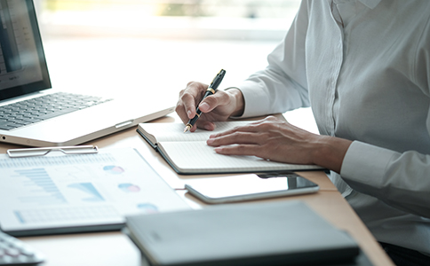 ?？诓惋嫻咀运璨牧?></p><h3>?？诓惋嫻咀运璨牧?/h3><p>為了順利辦理，創(chuàng)業(yè)者需提前準(zhǔn)備相關(guān)資料。圍繞?？诓惋嫻咀詶l件，主要材料包括：</p><p>- 公司名稱預(yù)先核準(zhǔn)通知書</p><p>- 股東及法人身份證明</p><p>- 公司章程</p><p>- 注冊地址證明(租賃合同或產(chǎn)權(quán)證明)</p><p>- 餐飲場所平面布局圖</p><p>- 食品安全管理制度文件</p><p>- 設(shè)備及設(shè)施清單</p><p>這些材料不僅用于工商注冊，還涉及食品經(jīng)營許可審批，因此必須確保真實、完整，以符合海口餐飲公司注冊條件。</p><h3>?？诓惋嫻咀再M用分析</h3><p>在關(guān)注?？诓惋嫻咀詶l件的同時，費用問題也是創(chuàng)業(yè)者關(guān)心的重點。一般來說，費用主要包括：</p><p>首先是工商注冊費用，目前大部分地區(qū)已實現(xiàn)免費注冊，但代理服務(wù)會產(chǎn)生一定費用。</p><p>其次是刻章費用，通常在300-800元之間。</p><p>再者是食品經(jīng)營許可證辦理費用，部分地區(qū)需繳納一定審核或檢測費用。</p><p>此外是場地租賃費用，這是餐飲企業(yè)的主要成本之一。</p><p>最后是代理服務(wù)費用。如果委托專業(yè)機構(gòu)辦理注冊及許可，費用通常在2000-5000元不等。</p><p>總體來看，合理規(guī)劃費用，有助于企業(yè)更好滿足?？诓惋嫻咀詶l件并順利開展業(yè)務(wù)。</p><h3>選擇代理機構(gòu)辦理的優(yōu)勢</h3><p>對于初次創(chuàng)業(yè)者來說，餐飲公司注冊涉及多個部門和復(fù)雜流程，選擇專業(yè)機構(gòu)辦理更為高效。結(jié)合?？诓惋嫻咀詶l件，其優(yōu)勢主要體現(xiàn)在：</p><p>首先是熟悉政策。代理機構(gòu)對當(dāng)?shù)卣呒皩徟蠓浅Ａ私猓軌蚩焖倥袛嗍欠穹蠗l件。</p><p>其次是提高通過率。在食品經(jīng)營許可等關(guān)鍵環(huán)節(jié)，專業(yè)人員可指導(dǎo)材料準(zhǔn)備，避免反復(fù)修改。</p><p>再者是節(jié)省時間。無需多次往返辦理，大幅提升注冊效率。</p><p>此外是服務(wù)全面。代理機構(gòu)通常提供注冊、許可證辦理及后續(xù)財稅服務(wù)一體化支持。</p><p>因此，選擇專業(yè)機構(gòu)可以幫助企業(yè)更輕松滿足?？诓惋嫻咀詶l件并順利開業(yè)。</p><h3>總結(jié)</h3><p>總體而言，海口餐飲公司注冊條件涵蓋工商注冊、場地要求、行業(yè)許可及材料準(zhǔn)備等多個方面，尤其是食品經(jīng)營許可環(huán)節(jié)，對規(guī)范性要求較高。創(chuàng)業(yè)者在注冊前，應(yīng)充分了解相關(guān)政策，提前準(zhǔn)備資料，確保各項條件符合要求。</p><p>同時，在實際操作中，流程較為復(fù)雜，建議根據(jù)自身情況選擇合適的辦理方式。對于希望高效完成注冊的創(chuàng)業(yè)者來說，借助專業(yè)機構(gòu)是一個明智選擇。</p><p>如果您正計劃辦理相關(guān)業(yè)務(wù)，建議隨時咨詢?？阢茣?，獲取專業(yè)、高效的一站式服務(wù)支持，助力企業(yè)順利完成注冊并快速進入市場，實現(xiàn)穩(wěn)健發(fā)展。</p><div   id=