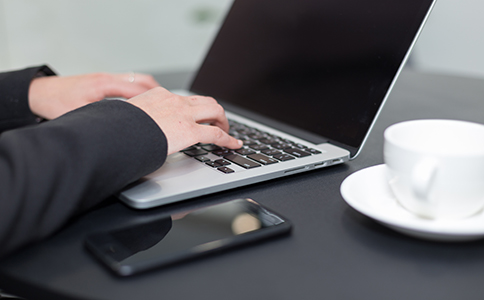 ?？诎卜拦咀?></p><h3>?？诎卜拦咀?詳細(xì)流程)</h3><p>想要明確海口安防公司怎么注冊，首先需要了解具體辦理流程，整體步驟如下：</p><p>1. 公司名稱核準(zhǔn)</p><p>在?？谧怨?，需先進(jìn)行企業(yè)名稱預(yù)核準(zhǔn)，建議準(zhǔn)備3–5個備用名稱，提高通過率。</p><p>2. 提交注冊材料</p><p>根據(jù)?？诎卜拦咀粤鞒?，需提交法人、股東信息、注冊地址證明、經(jīng)營范圍等資料。</p><p>3. 領(lǐng)取營業(yè)執(zhí)照</p><p>審核通過后，即可領(lǐng)取營業(yè)執(zhí)照，這是公司合法經(jīng)營的重要憑證。</p><p>4. 刻章備案</p><p>包括公章、財務(wù)章、法人章等，一般需在公安備案刻章點辦理。</p><p>5. 銀行開戶</p><p>公司成立后需開設(shè)基本賬戶，用于日常經(jīng)營資金往來。</p><p>6. 稅務(wù)登記</p><p>完成稅務(wù)登記并核定稅種，確保后續(xù)合法納稅。</p><p>通過以上步驟，基本完成?？诎卜拦咀粤鞒蹋w辦理周期一般為3–7個工作日(視具體情況而定)。</p><h3>海口安防公司注冊條件及材料</h3><p>在了解?？诎卜拦驹趺醋缘倪^程中，注冊條件和材料同樣重要。</p><p>一、注冊條件：</p><p>- 公司需有合法經(jīng)營地址</p><p>- 至少1名法人及股東</p><p>- 明確經(jīng)營范圍(如安防設(shè)備銷售、安裝服務(wù)等)</p><p>- 部分業(yè)務(wù)可能涉及資質(zhì)許可(如安防工程資質(zhì))</p><p>二、所需材料：</p><p>- 法人及股東身份證復(fù)印件</p><p>- 公司名稱及經(jīng)營范圍</p><p>- 注冊地址證明(租賃合同或產(chǎn)權(quán)證明)</p><p>- 公司章程</p><p>- 出資比例說明</p><p>這些材料是辦理?？诎卜拦咀缘幕A(chǔ)，準(zhǔn)備齊全可以有效提高審核效率。<br><img src=