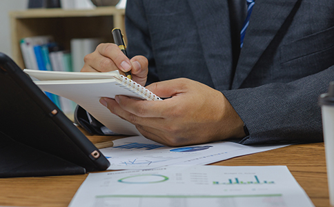 ?？谧怨镜某绦蛟敿毩鞒?></p><h3>?？谧怨镜某绦蛟敿毩鞒?/h3><p>在實際操作中，?？谧怨镜某绦虼笾驴煞譃橐韵聨讉€關(guān)鍵步驟，每一步都關(guān)系到注冊是否順利推進：</p><p>1. 公司名稱核準</p><p>創(chuàng)業(yè)者首先需要準備3-5個公司名稱進行核名，確保名稱不重復(fù)、不違規(guī)。通常通過線上系統(tǒng)提交，1-2個工作日即可出結(jié)果。</p><p>2. 提交注冊資料</p><p>核名通過后，需要按照要求提交公司注冊資料，包括股東信息、注冊地址、經(jīng)營范圍等。這一環(huán)節(jié)是?？谧怨镜某绦蛑凶铌P(guān)鍵的一步，資料完整性直接影響審批效率。</p><p>3. 工商審核</p><p>相關(guān)部門會對提交資料進行審核，一般在3-5個工作日內(nèi)完成。如資料存在問題，會被退回修改。</p><p>4. 領(lǐng)取營業(yè)執(zhí)照</p><p>審核通過后，即可領(lǐng)取營業(yè)執(zhí)照，標志著公司正式成立。</p><p>5. 刻章備案</p><p>公司需刻制公章、財務(wù)章、法人章等，并進行備案，這是企業(yè)正常經(jīng)營的必要條件。</p><p>6. 銀行開戶</p><p>企業(yè)需到銀行開設(shè)對公賬戶，用于日常資金往來。</p><p>7. 稅務(wù)登記</p><p>完成稅務(wù)登記后，公司需按規(guī)定進行納稅申報，這是企業(yè)合規(guī)經(jīng)營的重要環(huán)節(jié)。</p><p>整體來看，?？谧怨镜某绦蛄鞒糖逦總€環(huán)節(jié)都需認真對待，避免因細節(jié)問題影響進度。</p><h3>?？谧怨镜某绦蛩璨牧?/h3><p>在辦理過程中，準備齊全的材料可以大幅提升效率。常見所需材料包括：</p><p>- 法人及股東身份證明(身份證復(fù)印件或掃描件)</p><p>- 注冊地址證明(房產(chǎn)證或租賃合同)</p><p>- 公司章程(明確股權(quán)結(jié)構(gòu)及經(jīng)營規(guī)則)</p><p>- 經(jīng)營范圍說明(需規(guī)范填寫，避免過于籠統(tǒng))</p><p>- 公司名稱核準通知書</p><p>在海口注冊公司的程序中，注冊地址是重點審核內(nèi)容之一。若沒有實際辦公地址，可以考慮合規(guī)的地址掛靠服務(wù)。此外，經(jīng)營范圍的填寫也需結(jié)合行業(yè)特點，避免后期變更帶來額外成本。<br><img src=