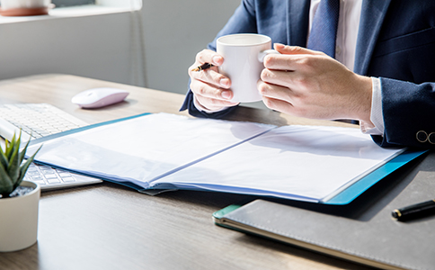 ?？谧员＠砉舅璨牧?></p><h3>?？谧员＠砉舅璨牧?/h3><p>在辦理?？谧员＠砉具^程中，準備齊全的材料是提高效率的關(guān)鍵。常見材料包括：</p><p>1. 公司名稱預先核準通知書</p><p>2. 公司章程(需全體股東簽字)</p><p>3. 股東及法人身份證明文件</p><p>4. 注冊地址證明(如租賃合同或產(chǎn)權(quán)證明)</p><p>5. 企業(yè)設(shè)立登記申請書</p><p>6. 財務負責人及聯(lián)系人信息</p><p>此外，根據(jù)具體業(yè)務需求，部分地區(qū)可能還會要求補充行業(yè)相關(guān)說明文件。因此，在進行海口注冊保理公司前，建議咨詢專業(yè)機構(gòu)，確保材料準備完整無誤。</p><h3>海口注冊保理公司的費用說明</h3><p>關(guān)于?？谧员＠砉镜馁M用，主要由以下幾部分構(gòu)成：</p><p>首先是工商注冊費用，目前多數(shù)地區(qū)工商登記本身費用較低甚至免費;其次是刻章費用，一般在幾百元左右;再次是銀行開戶費用，根據(jù)銀行不同收費標準有所差異;另外，如果選擇代理機構(gòu)辦理，還會產(chǎn)生一定的服務費用。</p><p>總體來看，?？谧员＠砉镜幕A(chǔ)費用相對可控，但若涉及專業(yè)代辦服務，則費用會根據(jù)服務內(nèi)容有所浮動。企業(yè)可根據(jù)自身需求選擇合適的辦理方式，以平衡成本與效率。</p><h3>選擇代理機構(gòu)辦理?？谧员＠砉镜膬?yōu)勢</h3><p>對于沒有經(jīng)驗的創(chuàng)業(yè)者來說，選擇專業(yè)代理機構(gòu)辦理?？谧员＠砉揪哂忻黠@優(yōu)勢。首先，代理機構(gòu)熟悉政策及流程，可以有效避免因資料不規(guī)范而導致的反復提交;其次，在時間效率方面，專業(yè)團隊能夠快速推進辦理進度;此外，在后續(xù)財務及工商維護方面，也可提供持續(xù)支持。</p><p>更重要的是，專業(yè)機構(gòu)能夠根據(jù)企業(yè)實際情況提供合理建議，幫助企業(yè)規(guī)避潛在風險，從而提升?？谧员＠砉镜某晒β?。因此，對于希望快速落地項目的投資者而言，選擇代理服務是一個高效且穩(wěn)妥的方式。</p><h3>總結(jié)</h3><p>總體來看，海口注冊保理公司涉及條件審核、流程辦理、材料準備及費用規(guī)劃等多個環(huán)節(jié)，企業(yè)在實際操作中需做好充分準備。通過系統(tǒng)了解海口注冊保理公司的相關(guān)要求，可以有效提升注冊效率，減少不必要的時間成本。</p><p>如果您正在考慮辦理?？谧员＠砉?，建議盡早規(guī)劃并選擇專業(yè)服務支持。隨時咨詢泓灼集團，可以獲取一對一專業(yè)指導，從公司注冊到后續(xù)運營提供全流程服務，幫助企業(yè)高效完成落地，實現(xiàn)穩(wěn)健發(fā)展。</p>                </div>
                <p class=