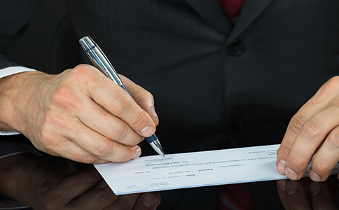 ?？谧苑止静牧?></p><h3>?？谧苑止静牧显敿氄f明</h3><p>在辦理分公司注冊時，提前準備齊全“?？谧苑止静牧稀笔翘岣咝实年P(guān)鍵。通常需要準備以下核心資料：</p><p>1. 總公司營業(yè)執(zhí)照復(fù)印件</p><p>需加蓋總公司公章，用于證明主體資格，是辦理分公司的基礎(chǔ)材料。</p><p>2. 總公司章程復(fù)印件</p><p>用于體現(xiàn)公司治理結(jié)構(gòu)及經(jīng)營范圍，部分審批環(huán)節(jié)會要求提供。</p><p>3. 分公司負責人身份證明</p><p>包括負責人身份證復(fù)印件及聯(lián)系方式，是登記備案的重要信息。</p><p>4. 分公司負責人任職文件</p><p>由總公司出具的任命文件，明確負責人職責及權(quán)限。</p><p>5. 注冊地址證明材料</p><p>如房產(chǎn)證復(fù)印件或租賃合同，這是辦理營業(yè)執(zhí)照的必要條件。</p><p>6. 企業(yè)名稱預(yù)先核準通知書</p><p>分公司名稱需符合規(guī)范，一般格式為“總公司名稱+?？诜止尽?。</p><p>以上這些海口注冊分公司材料需確保真實、完整，避免因資料不齊或錯誤導(dǎo)致反復(fù)提交，從而延長辦理周期。</p><h3>海口注冊分公司材料辦理流程解析</h3><p>在準備好?？谧苑止静牧虾螅髽I(yè)可按照以下流程進行辦理：</p><p>1. 名稱核準</p><p>提交分公司名稱進行審核，確保不重復(fù)且符合命名規(guī)則。</p><p>2. 材料提交</p><p>將整理好的?？谧苑止静牧咸峤恢廉?shù)厥袌霰O(jiān)督管理部門。</p><p>3. 審核審批</p><p>相關(guān)部門會對提交材料進行審核，一般3-5個工作日內(nèi)完成。</p><p>4. 領(lǐng)取營業(yè)執(zhí)照</p><p>審核通過后，即可領(lǐng)取分公司營業(yè)執(zhí)照，正式具備經(jīng)營資格。</p><p>5. 后續(xù)備案事項</p><p>包括刻章、稅務(wù)登記、銀行開戶等，確保分公司正常運營。</p><p>整個流程中，“?？谧苑止静牧稀钡臏蕚滟|(zhì)量直接影響審批速度，因此建議企業(yè)提前規(guī)劃。<br><img src=