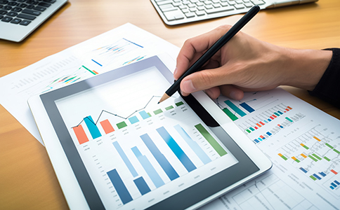 ?？谧怨舅璨牧?></p><h3>?？谧怨舅璨牧霞百M用說明</h3><p>在辦理最新?？谧怨玖鞒虝r，材料準(zhǔn)備是否齊全直接影響辦理效率。常見所需材料包括：</p><p>- 公司名稱(多個備選)</p><p>- 法人及股東身份證復(fù)印件</p><p>- 注冊地址證明(租賃合同或房產(chǎn)證明)</p><p>- 公司章程</p><p>- 經(jīng)營范圍說明</p><p>在費用方面，?？谧怨菊w成本相對較低，主要包括：</p><p>- 刻章費用：約300-800元</p><p>- 銀行開戶費用：不同銀行收費不同，一般在500-1500元</p><p>- 代理服務(wù)費用：若選擇代辦機(jī)構(gòu)，一般在800-2000元左右</p><p>需要注意的是，目前部分園區(qū)或政策扶持區(qū)域可能提供免費注冊服務(wù)，但后續(xù)記賬報稅仍需正常開展。因此，在規(guī)劃公司注冊時，應(yīng)綜合考慮長期成本。</p><h3>影響?？诠咀孕实年P(guān)鍵因素</h3><p>雖然最新海口注冊公司流程已經(jīng)較為簡化，但在實際操作中，仍有一些因素會影響辦理進(jìn)度：</p><p>1. 注冊地址是否合規(guī)</p><p>地址必須真實有效，部分行業(yè)還需提供特殊場地證明。</p><p>2. 材料是否齊全規(guī)范</p><p>資料不完整或填寫錯誤，會導(dǎo)致審核被退回，延長辦理時間。</p><p>3. 行業(yè)審批要求</p><p>如涉及食品、醫(yī)療、教育等行業(yè)，還需辦理相關(guān)許可證。</p><p>4. 辦理方式選擇</p><p>自行辦理雖然節(jié)省費用，但流程較繁瑣;選擇專業(yè)機(jī)構(gòu)代辦則效率更高。</p><p>因此，建議創(chuàng)業(yè)者在辦理過程中，提前規(guī)劃好每一個環(huán)節(jié)，以確保順利完成注冊。</p><h3>總結(jié)</h3><p>總體來看，掌握最新?？谧怨玖鞒虒τ趧?chuàng)業(yè)者來說具有重要意義。從名稱核準(zhǔn)到稅務(wù)登記，每一個步驟都關(guān)系到企業(yè)能否順利成立并正常運營。通過提前準(zhǔn)備材料、了解流程細(xì)節(jié)以及合理安排時間，可以大幅提升注冊效率。</p><p>對于初次創(chuàng)業(yè)者來說，如果對流程不熟悉，建議借助專業(yè)服務(wù)機(jī)構(gòu)協(xié)助辦理，不僅可以節(jié)省時間，還能降低出錯風(fēng)險。實際操作中，您也可以隨時咨詢?？阢茣?，獲取專業(yè)的公司注冊指導(dǎo)與一站式服務(wù)支持，讓創(chuàng)業(yè)之路更加高效順暢。</p><div   id=