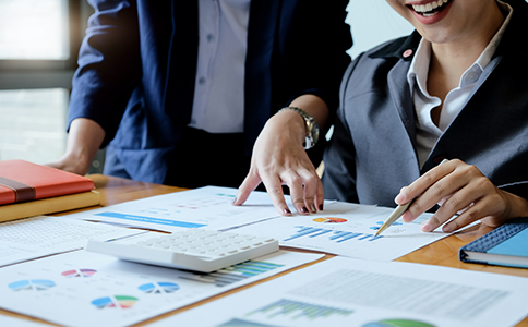 ?？谧怨舅璨牧?></p><h3>?？谧怨舅璨牧?/h3><p>在了解“?？谧怨拘枰裁词掷m(xù)”的同時，準備齊全材料同樣關(guān)鍵。一般需要如下資料：</p><p>1、法人及股東身份證明</p><p>包括身份證復(fù)印件或電子信息，需確保真實有效。</p><p>2、公司注冊地址證明</p><p>可以是租賃合同或房產(chǎn)證明，需符合工商登記要求。</p><p>3、公司章程</p><p>明確公司組織結(jié)構(gòu)、股權(quán)比例及經(jīng)營規(guī)則。</p><p>4、公司名稱及經(jīng)營范圍</p><p>提前規(guī)劃好經(jīng)營范圍，避免后期變更增加成本。</p><p>5、注冊資本及出資比例</p><p>根據(jù)實際經(jīng)營需求合理設(shè)定，無需盲目提高。</p><p>準備這些材料時，建議結(jié)合實際經(jīng)營方向進行優(yōu)化配置，這樣在辦理“海口注冊公司需要什么手續(xù)”時會更加順暢。</p><h3>?？谧怨镜霓k理條件與要點</h3><p>除了流程和材料，“海口注冊公司需要什么手續(xù)”還涉及一些基本條件和關(guān)鍵要點：</p><p>1、股東及法人要求</p><p>需具備完全民事行為能力，無嚴重失信記錄。</p><p>2、注冊地址合規(guī)</p><p>地址必須真實有效，部分行業(yè)對地址有特殊要求。</p><p>3、經(jīng)營范圍規(guī)范填寫</p><p>建議參考同行業(yè)標準，避免填寫過于寬泛或不符合規(guī)范。</p><p>4、行業(yè)許可要求</p><p>部分行業(yè)(如餐飲、電商等)需額外辦理許可證。</p><p>5、辦理效率影響因素</p><p>資料準備是否齊全、名稱是否重復(fù)、地址是否合規(guī)，都會影響辦理速度。</p><p>因此，在實際操作中，了解清楚“?？谧怨拘枰裁词掷m(xù)”只是第一步，更重要的是規(guī)范執(zhí)行每一個細節(jié)。</p><h3>總結(jié)</h3><p>總體來看，“海口注冊公司需要什么手續(xù)”主要包括名稱核準、資料提交、領(lǐng)取執(zhí)照、刻章開戶以及稅務(wù)登記等步驟，同時還需要準備完善的材料并滿足基本注冊條件。隨著工商流程的不斷優(yōu)化，在?？谧怨疽呀?jīng)變得更加高效便捷。</p><p>如果您希望省時省力、避免反復(fù)修改資料，建議選擇專業(yè)機構(gòu)協(xié)助辦理。無論是流程指導(dǎo)還是材料準備，專業(yè)團隊都能提供高效支持。想要快速完成公司注冊，歡迎隨時咨詢?？阢茣嫞@取一對一專業(yè)服務(wù)，助力企業(yè)輕松起步、穩(wěn)健發(fā)展。</p><div   id=