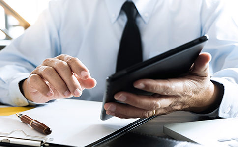 ?？诒０补咀运璨牧?></p><h3>?？诒０补咀运璨牧霞傲鞒?/h3><p>在明確?？诒０补咀詶l件后，接下來需要準備相關材料并按照流程辦理，主要包括以下內(nèi)容：</p><p>一、注冊所需材料</p><p>1. 公司名稱(建議準備3-5個備選名稱)</p><p>2. 股東及法定代表人身份證明</p><p>3. 注冊地址證明材料(房產(chǎn)證復印件或租賃合同)</p><p>4. 公司章程</p><p>5. 注冊資本及出資比例說明</p><p>6. 管理人員相關資格證明</p><p>7. 保安服務管理制度文件</p><p>8. 申請行業(yè)許可證所需的補充材料</p><p>這些材料是滿足?？诒０补咀詶l件的基礎準備，需確保真實、完整。</p><p>二、注冊辦理流程</p><p>1. 企業(yè)名稱核準：提交公司名稱進行審核</p><p>2. 提交工商登記資料：完成公司設立申請</p><p>3. 領取營業(yè)執(zhí)照：通過審核后獲取營業(yè)執(zhí)照</p><p>4. 刻章備案：包括公章、財務章等</p><p>5. 申請行業(yè)許可：向主管部門申請保安服務許可證</p><p>6. 銀行開戶及稅務登記：完善企業(yè)運營基礎</p><p>整個流程中，行業(yè)許可審批是關鍵環(huán)節(jié)，也是區(qū)別于普通公司的重要步驟。因此，在辦理過程中需重點關注審批進度及材料規(guī)范性。</p><h3>海口保安公司注冊費用及注意要點</h3><p>在實際辦理中，很多創(chuàng)業(yè)者還會關注費用及細節(jié)問題。一般來說，注冊費用主要包括：</p><p>- 工商登記費用(部分地區(qū)已減免)</p><p>- 刻章費用</p><p>- 銀行開戶費用</p><p>- 代理服務費用(如委托機構(gòu)辦理)</p><p>- 行業(yè)許可申請相關費用</p><p>此外，在滿足?？诒０补咀詶l件的過程中，還需注意以下要點：</p><p>1. 提前確認行業(yè)政策，避免因條件不符導致申請失敗</p><p>2. 材料準備要規(guī)范，尤其是制度文件與人員資質(zhì)</p><p>3. 注冊地址必須真實有效，避免后期經(jīng)營風險</p><p>4. 建議合理規(guī)劃注冊資本，避免資金壓力</p><p>這些細節(jié)往往直接影響注冊效率及審批結(jié)果。</p><h3>總結(jié)</h3><p>總體來看，海口保安公司注冊條件相對嚴格，既包含企業(yè)注冊的基礎要求，也涉及行業(yè)準入審批。創(chuàng)業(yè)者在辦理前應充分了解相關政策，提前準備好注冊材料，并按照規(guī)范流程逐步推進，這樣才能提高辦理效率，順利完成企業(yè)設立。</p><p>如果您對“?？诒０补咀詶l件”仍有疑問，或希望高效完成注冊流程，建議隨時咨詢?？阢茣?。專業(yè)團隊可為您提供一站式代辦服務，從條件評估到材料準備、再到流程辦理，全程協(xié)助，助力企業(yè)快速落地運營。</p><div   id=