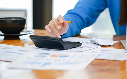 ?？诟偧脊咀粤鞒?></p><h3>?？诟偧脊咀粤鞒淘敿?xì)步驟</h3><p>關(guān)于海口競技公司注冊流程，一般可分為以下幾個核心步驟：</p><p>首先是企業(yè)名稱核準(zhǔn)。創(chuàng)業(yè)者需準(zhǔn)備3-5個備選名稱，通過工商系統(tǒng)進(jìn)行核名，確保名稱符合規(guī)范且未被占用。建議名稱中體現(xiàn)“競技”“體育”“電競”等行業(yè)特征，有利于品牌定位。</p><p>其次是提交注冊資料。包括公司章程、法人及股東信息、注冊地址證明等材料，在線提交至市場監(jiān)督管理部門審核。此環(huán)節(jié)需確保信息準(zhǔn)確無誤，以避免重復(fù)修改延誤時間。</p><p>第三步是領(lǐng)取營業(yè)執(zhí)照。資料審核通過后，一般3-5個工作日即可領(lǐng)取營業(yè)執(zhí)照，這標(biāo)志著公司合法成立。</p><p>第四步是刻章備案。公司需刻制公章、財務(wù)章、法人章等，并進(jìn)行公安備案，確保后續(xù)經(jīng)營合法合規(guī)。</p><p>第五步是銀行開戶。企業(yè)需前往銀行開設(shè)對公賬戶，用于資金往來及業(yè)務(wù)結(jié)算。</p><p>最后是稅務(wù)登記及報到。完成稅務(wù)信息登記，核定稅種，后續(xù)按時進(jìn)行記賬報稅。</p><p>整體來看，規(guī)范操作海口競技公司注冊流程，可以有效縮短辦理周期，提高注冊效率。<br><img src=