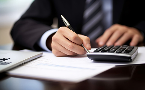 ?？谧苑止玖鞒?></p><h3>?？谧苑止玖鞒淘敿毑襟E</h3><p>關于?？谧苑止玖鞒?，一般可以分為以下幾個關鍵步驟：</p><p>1. 分公司名稱核準</p><p>企業(yè)需先確定分公司名稱，通常格式為“總公司名稱+海口分公司”。提交名稱核準申請，確保無重名或違規(guī)情況。</p><p>2. 準備注冊資料</p><p>根據(jù)?？谧苑止玖鞒桃螅铚蕚湎嚓P材料，包括總公司營業(yè)執(zhí)照復印件、法人身份證明、分公司負責人信息等。</p><p>3. 提交工商登記申請</p><p>向當?shù)厥袌霰O(jiān)督管理部門提交注冊申請，填寫分公司設立登記表，并上傳相關材料。</p><p>4. 領取營業(yè)執(zhí)照</p><p>審核通過后，即可領取分公司營業(yè)執(zhí)照，標志著分公司正式成立。</p><p>5. 刻章備案</p><p>辦理公司公章、財務章等，并完成備案手續(xù)。</p><p>6. 銀行開戶及后續(xù)事項</p><p>根據(jù)經(jīng)營需要開設銀行賬戶，并進行稅務登記等后續(xù)操作。</p><p>整個海口注冊分公司流程相對清晰，但每個環(huán)節(jié)都需嚴格按照規(guī)定執(zhí)行。</p><h3>海口注冊分公司所需材料及條件</h3><p>在實際辦理?？谧苑止玖鞒虝r，材料準備尤為關鍵，主要包括：</p><p>- 總公司營業(yè)執(zhí)照復印件(加蓋公章)</p><p>- 總公司章程及設立分公司的決議文件</p><p>- 分公司負責人身份證明</p><p>- 分公司經(jīng)營場所證明(租賃合同或產(chǎn)權證明)</p><p>- 公司授權委托書</p><p>此外，辦理海口注冊分公司流程還需滿足一定條件，如總公司合法存續(xù)、經(jīng)營范圍符合規(guī)定等。材料齊全、條件符合，是順利完成流程的重要前提。<br><img src=