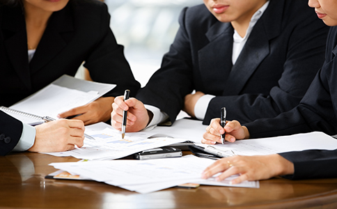 ?？诓惋嫻咀孕枰男┎牧?></p><h3>?？诓惋嫻咀孕枰男┎牧?/h3><p>在辦理過程中，準(zhǔn)備齊全資料是關(guān)鍵，那么?？诓惋嫻驹趺醋孕枰裁床牧夏?主要包括：</p><p>- 法人及股東身份證復(fù)印件</p><p>- 公司名稱預(yù)先核準(zhǔn)通知書</p><p>- 注冊地址租賃合同或產(chǎn)權(quán)證明</p><p>- 公司章程</p><p>- 股東出資比例說明</p><p>- 食品經(jīng)營許可證申請資料</p><p>材料準(zhǔn)備越充分，審核效率越高，有助于縮短注冊周期。</p><h3>?？诓惋嫻咀再M用解析</h3><p>關(guān)于創(chuàng)業(yè)者普遍關(guān)注的費用問題，?？诓惋嫻驹趺醋再M用主要包括以下幾部分：</p><p>1. 工商注冊費用：目前大部分地區(qū)已實行免費注冊</p><p>2. 刻章費用：約300-800元不等</p><p>3. 銀行開戶費用：根據(jù)銀行不同，一般500-1000元</p><p>4. 代理服務(wù)費用：如委托代辦，費用在1000-3000元左右</p><p>5. 食品經(jīng)營許可證辦理費用：視具體情況而定</p><p>總體來看，注冊餐飲公司的成本并不算高，但不同區(qū)域及服務(wù)方式會有所差異。</p><h3>如何提高注冊成功率與辦理效率</h3><p>針對“海口餐飲公司怎么注冊”這一問題，想要快速辦理，可以參考以下建議：</p><p>- 提前準(zhǔn)備多個公司名稱，提高核名通過率</p><p>- 確保注冊地址真實有效，避免審核被駁回</p><p>- 經(jīng)營范圍填寫規(guī)范，避免后期變更</p><p>- 提前了解餐飲行業(yè)許可要求，避免重復(fù)提交材料</p><p>- 選擇專業(yè)代辦機構(gòu)，提高整體效率</p><p>這些細節(jié)往往直接影響注冊進度，值得創(chuàng)業(yè)者重點關(guān)注。</p><h3>總結(jié)</h3><p>綜上所述，關(guān)于?？诓惋嫻驹趺醋?，只要明確注冊條件、熟悉辦理流程、準(zhǔn)備齊全材料，并合理控制費用，就能夠順利完成公司注冊。對于沒有經(jīng)驗的創(chuàng)業(yè)者來說，選擇專業(yè)機構(gòu)協(xié)助辦理可以大大提升效率，減少不必要的時間成本。</p><p>如果您正在考慮注冊餐飲公司，建議隨時咨詢?？阢茣嫞湓诠咀?、資質(zhì)辦理及財務(wù)服務(wù)方面具備豐富經(jīng)驗，能夠為您提供一站式解決方案，助力企業(yè)快速起步、穩(wěn)健發(fā)展。</p><div   id=