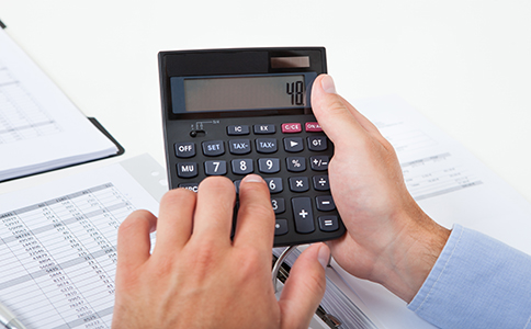 ?？诠咀圆惋嫻玖鞒淘?></p><h3>?？诠咀圆惋嫻玖鞒淘斀?/h3><p>了解完整流程，有助于順利完成?？诠咀圆惋嫻?。具體步驟如下：</p><p>1. 企業(yè)核名：在工商系統(tǒng)提交公司名稱進行審核</p><p>2. 提交注冊資料：包括法人信息、地址、經(jīng)營范圍等</p><p>3. 領(lǐng)取營業(yè)執(zhí)照：審核通過后即可領(lǐng)取執(zhí)照</p><p>4. 刻章備案：包括公章、財務(wù)章、法人章等</p><p>5. 銀行開戶：開設(shè)公司基本賬戶</p><p>6. 稅務(wù)登記：完成稅種核定，確保后續(xù)正常報稅</p><p>7. 辦理食品經(jīng)營許可證：餐飲行業(yè)必備資質(zhì)</p><p>整個流程通常需要5-10個工作日，若涉及許可證審批，時間可能適當延長。</p><h3>?？诠咀圆惋嫻举M用說明</h3><p>關(guān)于?？诠咀圆惋嫻镜馁M用問題，也是創(chuàng)業(yè)者非常關(guān)注的重點。整體費用主要由以下幾部分構(gòu)成：</p><p>1. 工商注冊費用：目前大部分地區(qū)注冊營業(yè)執(zhí)照已免費</p><p>2. 刻章費用：約300-800元不等</p><p>3. 注冊地址費用：根據(jù)區(qū)域不同，價格差異較大</p><p>4. 銀行開戶費用：部分銀行收取年費或賬戶管理費</p><p>5. 代辦服務(wù)費用：如選擇代理機構(gòu)，費用通常在1000-3000元左右</p><p>6. 食品經(jīng)營許可證費用：根據(jù)實際審批情況而定</p><p>總體來看，注冊餐飲公司的成本相對可控，但具體費用需根據(jù)實際情況確定。</p><h3>總結(jié)</h3><p>綜上所述，?？诠咀圆惋嫻倦m然涉及多個環(huán)節(jié)，但只要提前了解辦理條件、準備齊全材料，并按照規(guī)范流程操作，就可以高效完成注冊。同時，餐飲行業(yè)對資質(zhì)要求較高，尤其是食品經(jīng)營許可，務(wù)必重視合規(guī)性。</p><p>如果您希望節(jié)省時間、避免流程出錯，建議選擇專業(yè)機構(gòu)協(xié)助辦理。?？阢茣嬙诠咀约安惋嬓袠I(yè)資質(zhì)辦理方面經(jīng)驗豐富，能夠為創(chuàng)業(yè)者提供一站式服務(wù)支持，幫助您快速拿證、順利開業(yè)。歡迎隨時咨詢海口泓灼會計，獲取專屬注冊方案，讓創(chuàng)業(yè)更輕松、更高效!</p><div   id=