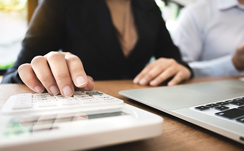 ?？诠咀?cè)費(fèi)用分析